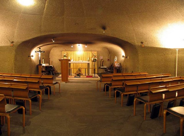 St George's Chapel, Heathrow Airport, Middlesex TW6 1BP - Altar