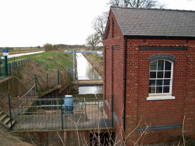 Warping Drain Owston Ferry © Steve Fareham :: Geograph Britain and Ireland