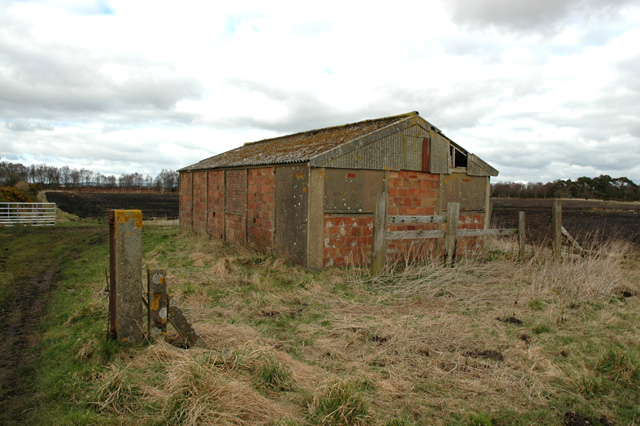 Old building on Bowness Common © Phil Davies cc-by-sa/2.0 :: Geograph ...