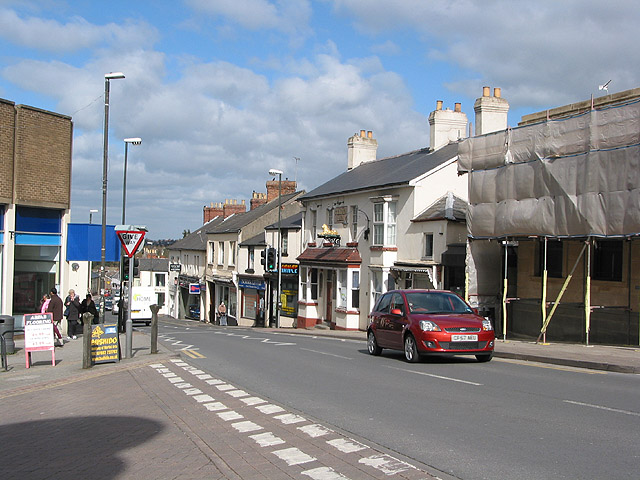 The Golden Lion, High Street, Cinderford © Pauline E cc-by-sa/2.0 ...