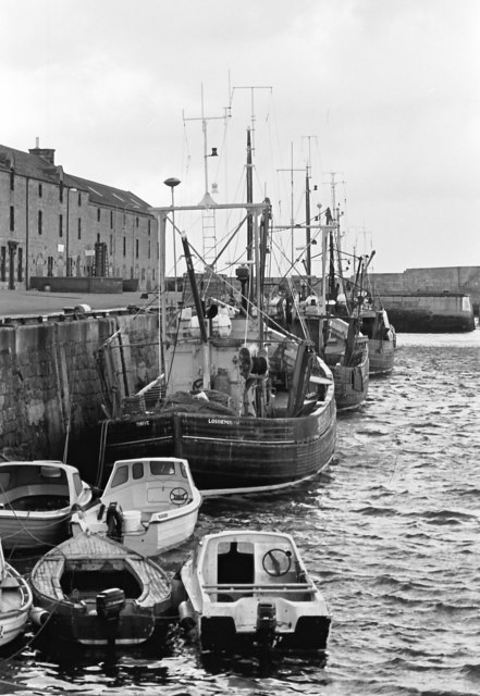 Lossiemouth harbour with the last of the... © Des Colhoun cc-by-sa/2.0 ...