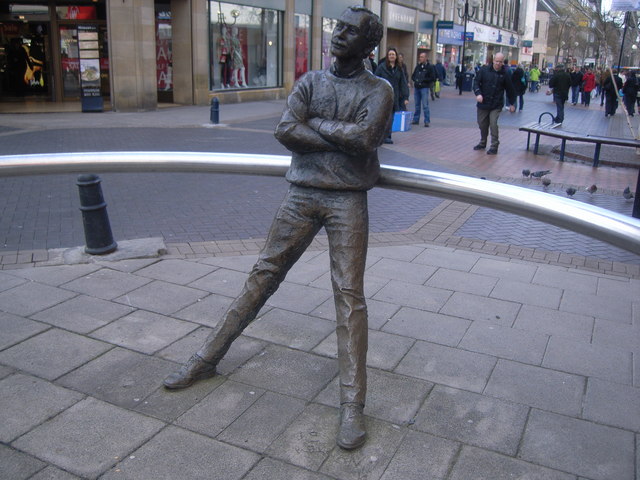 Sculpture of pensive man in Perth High Street