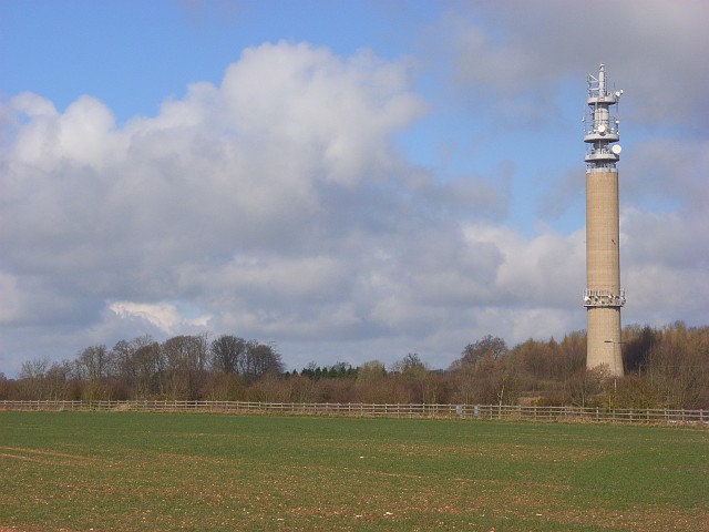 Radio mast and farmland, Stokenchurch © Andrew Smith cc-by-sa/2.0 ...