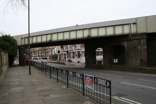 Railway bridge, London Road, Isleworth © Dr Neil Clifton cc-by-sa/2.0 ...