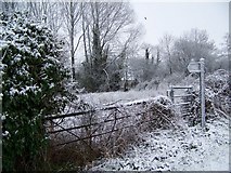 SU0725 : Bridleway gate and sign, Harvest Lane, Bishopstone by Maigheach-gheal