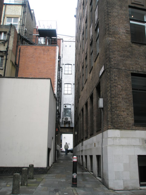 Looking up Pleydell Court and into Fleet Street