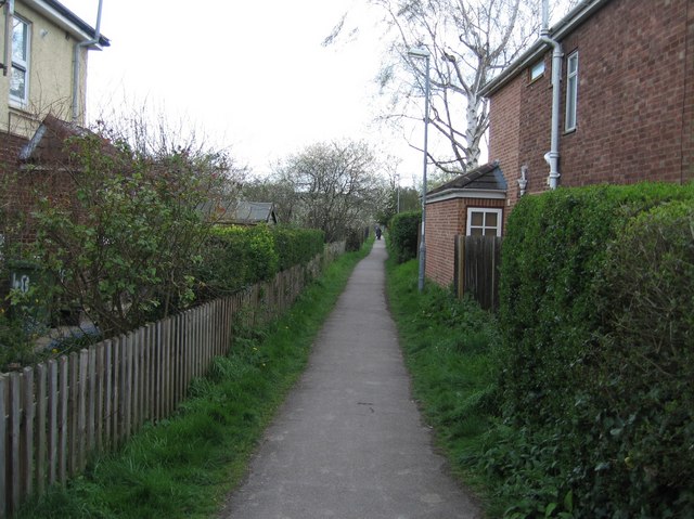 Path linking Glebe Road with Holbrook Road
