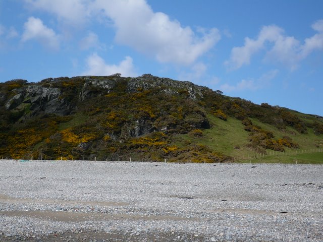 Dead cliffs on Criccieth Beach