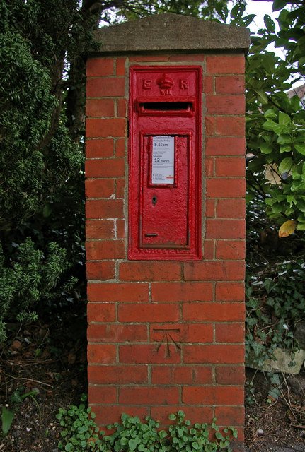 Edwardian postbox © Ian Capper cc-by-sa/2.0 :: Geograph Britain and Ireland