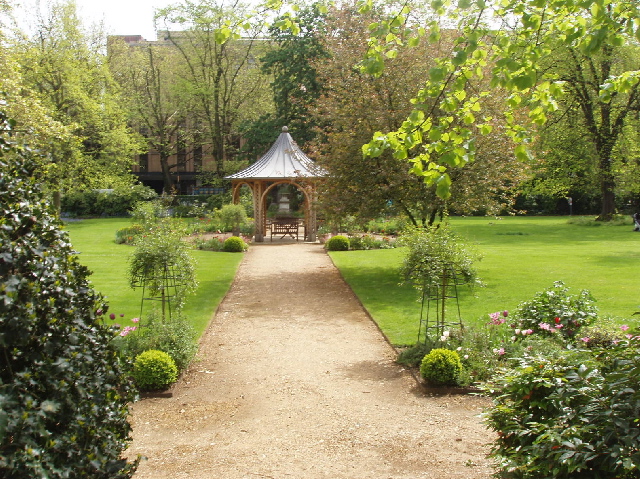 Garden square of Royal Crescent,... © David Hawgood cc-by-sa/2.0 :: Geograph Britain and Ireland