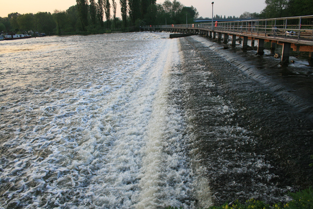 Chertsey Weir © David Lally :: Geograph Britain and Ireland