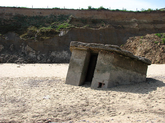 WWII pillbox © Evelyn Simak cc-by-sa/2.0 :: Geograph Britain and Ireland