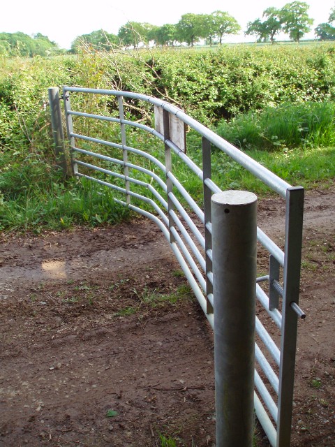 Damaged gate on Banbury Lane byway © Duncan Lilly cc-by-sa/2.0 ...