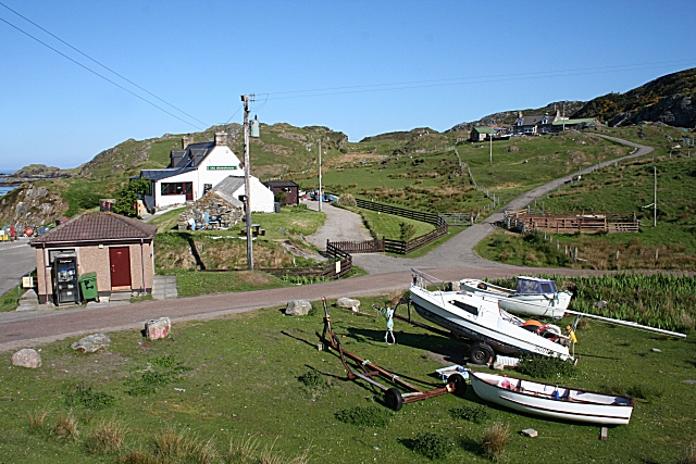 Tarbet © Anne Burgess cc-by-sa/2.0 :: Geograph Britain and Ireland