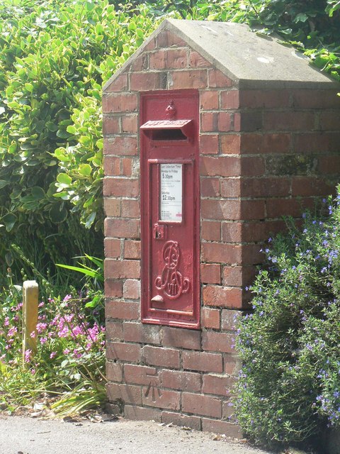 Highcliffe: postbox № BH23 34, Nea Road