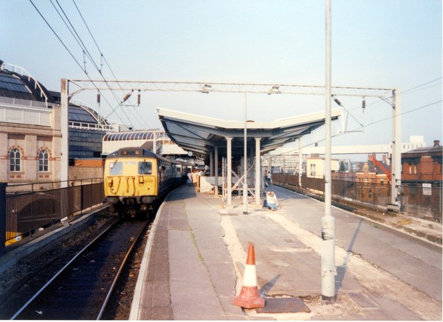 Manchester Piccadilly Platforms 13 14 Peter Whatley Cc By Sa 2 0