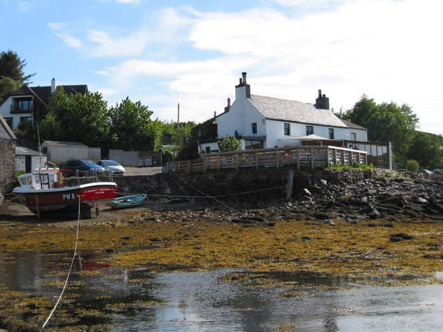 Badachro Inn from the jetty © Dave Croker cc-by-sa/2.0 :: Geograph