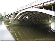 TQ2877 : Grosvenor Bridge by Nigel Cox