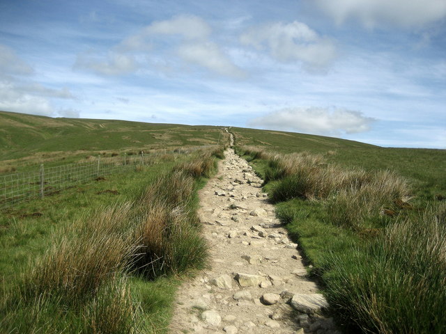 Over Slack Hill © Chris Heaton cc-by-sa/2.0 :: Geograph Britain and Ireland