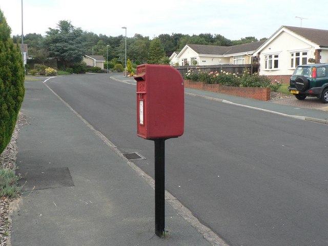 St. Catherine’s Hill: postbox № BH23 70, Hillside Drive