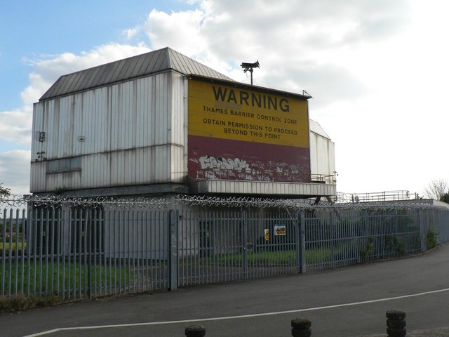 Thamesmead: Lake Four Pumping Station © Chris Downer cc-by-sa/2.0 ...