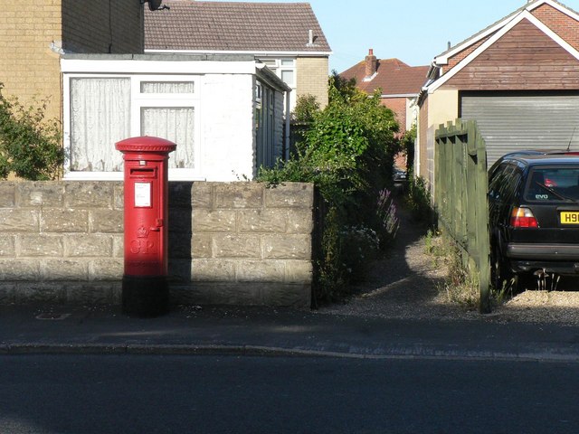 Moordown: postbox № BH9 264 and footpath M10, Malvern Road