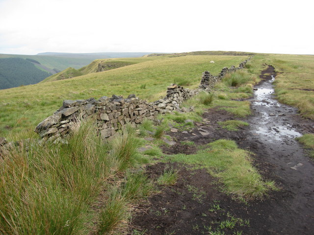 Footpath approach to Alport Castles