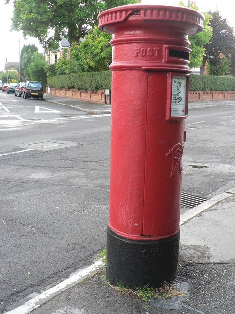 Charminster: postbox № BH3 104, Heron Court Road