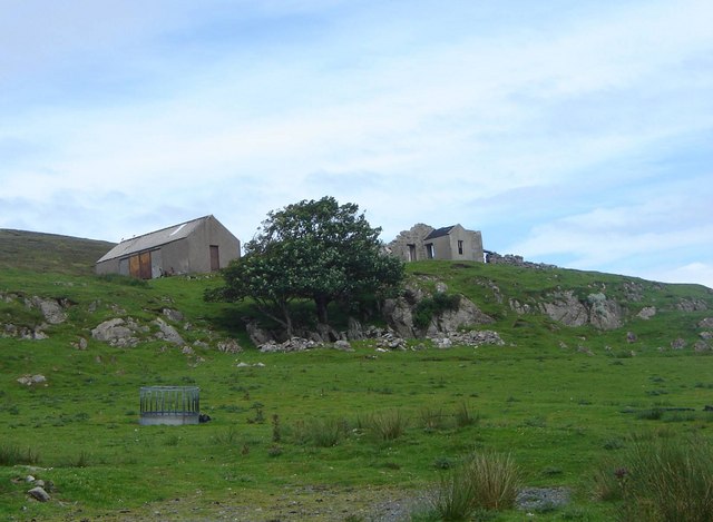 Derelict croft house, with modern shed, Houllscarpa