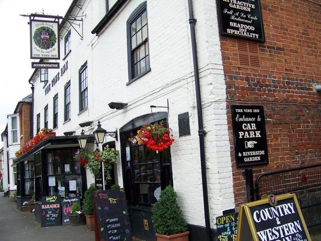 The Vine Inn, Stockbridge © Maigheach-gheal Cc-by-sa 2.0 :: Geograph 