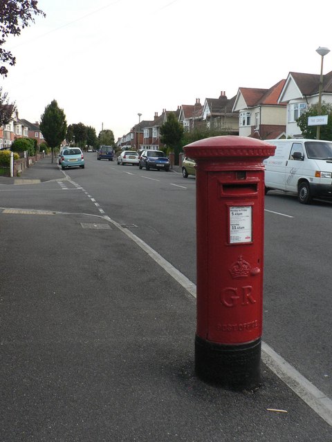 Moordown: postbox № BH9 319, The Grove