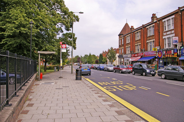 Bus stop, Friern Barnet Road, London N11 © Christine Matthews cc-by-sa ...