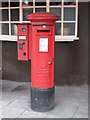 TQ3480 : Edward VIII postbox, The Highway, E1 by Mike Quinn