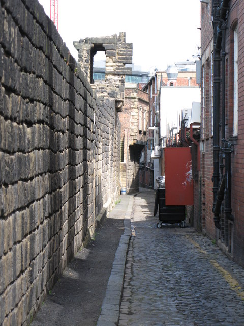 Cobbled alley behind the West Walls