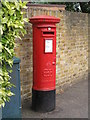 Edward VIII postbox, West Temple Sheen / Temple Sheen Road