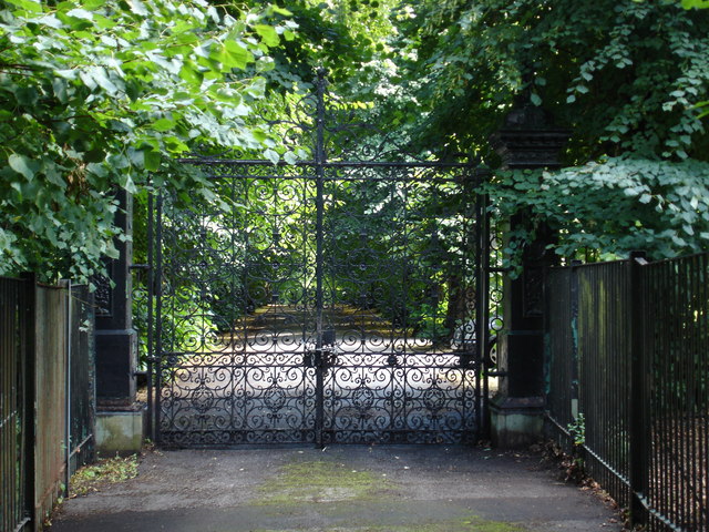 Ornamental Gates, Lime Tree Avenue,... © Oxymoron cc-by-sa/2.0 ...