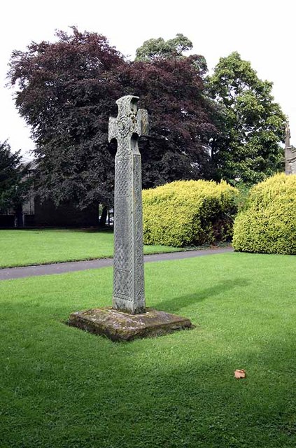 Holy Trinity Church, Kendal, Cumbria - Churchyard cross