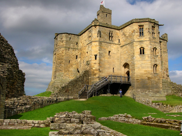 Warkworth Castle © Chris Gunns cc-by-sa/2.0 :: Geograph Britain and Ireland