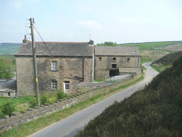 Pike, Pike End Road, Rishworth © Humphrey Bolton cc-by-sa/2.0 ...