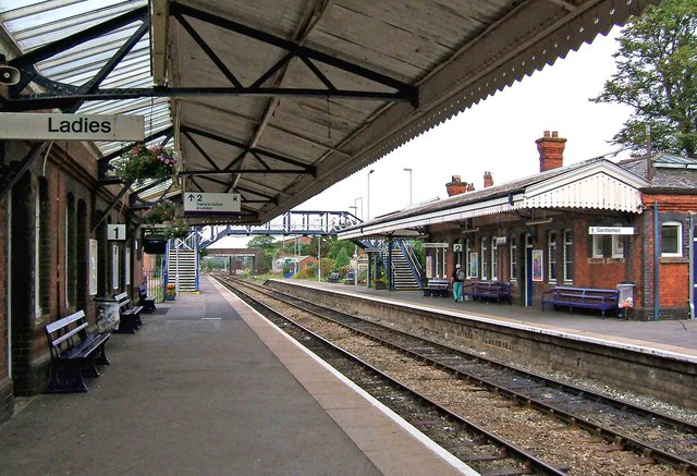 Evesham Railway Station platforms © P L Chadwick cc-by-sa/2.0 ...