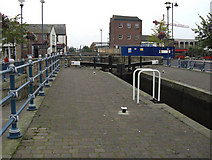 SJ9698 : Huddersfield Narrow Canal, Stalybridge by michael ely