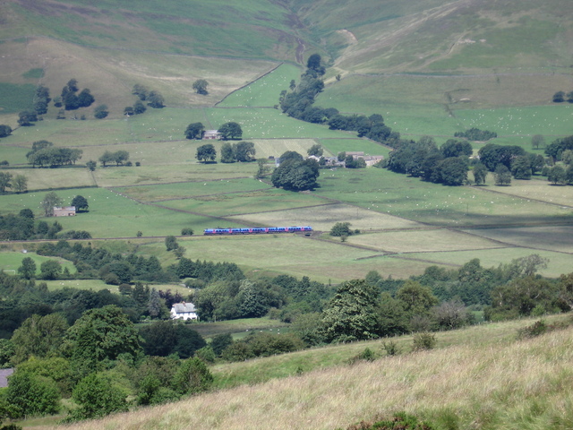 Train on the Hope Valley railway line