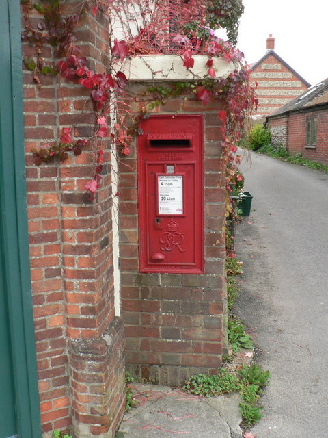 Sixpenny Handley: postbox № SP5 201, outside post office