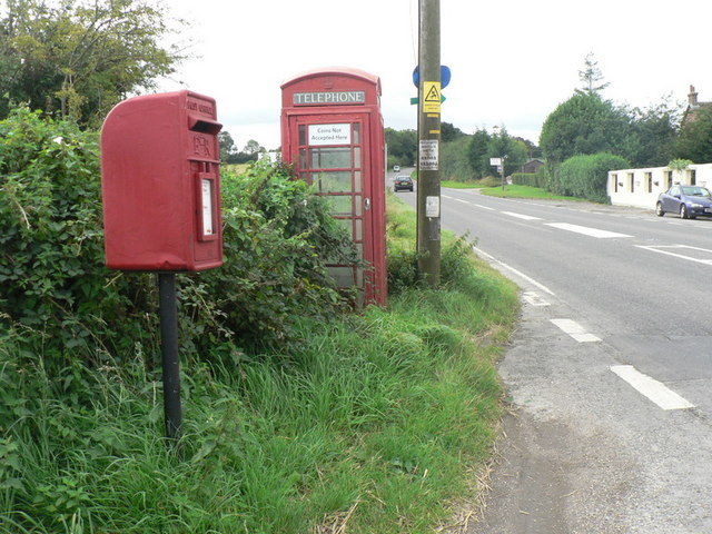 Cashmoor: postbox № DT11 77 and phone box