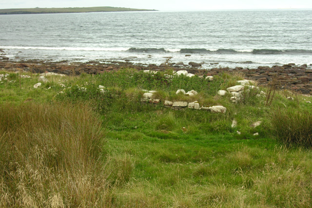 Remains of dwelling between Scotland's Haven and Gills Bay