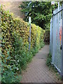 Alley between Station Approach and footbridge over Amersham station