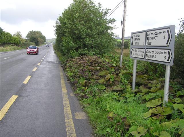 Road at Magherabeg © Kenneth Allen cc-by-sa/2.0 :: Geograph Ireland