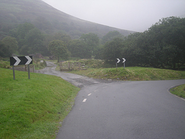 sharp-bend-in-the-road-row17-cc-by-sa-2-0-geograph-britain-and-ireland