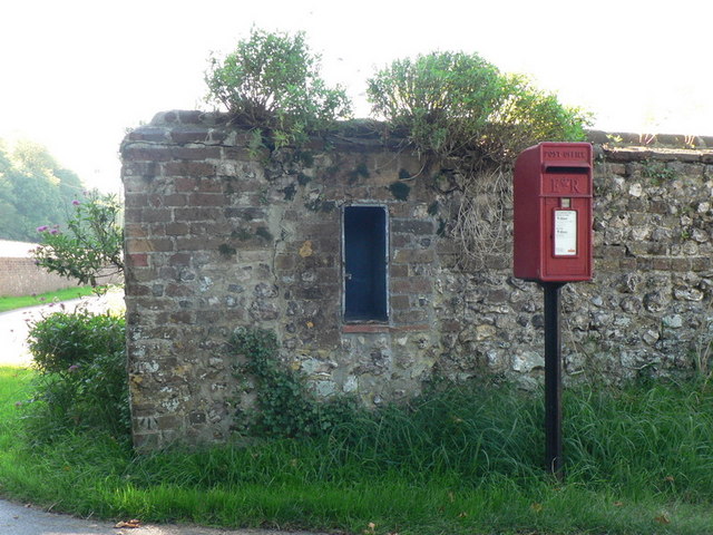Whatcombe: postbox № DT11 42