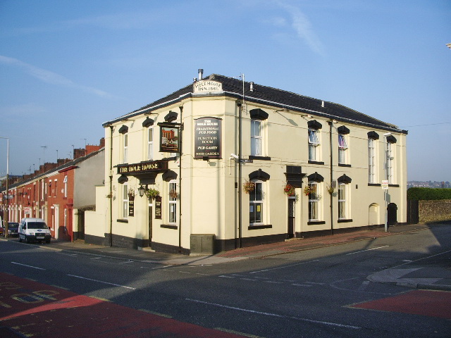 Hole House Inn, Burnley Road, Blackburn © Alexander P Kapp cc-by-sa/2.0 ...